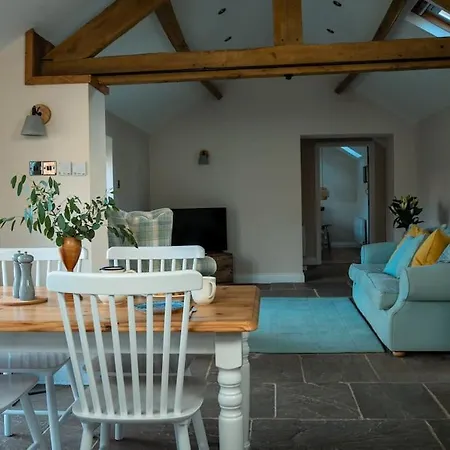 The Stables, Converted Barn Outside 펜션 *