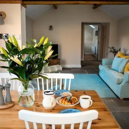 The Stables, Converted Barn Outside 펜션