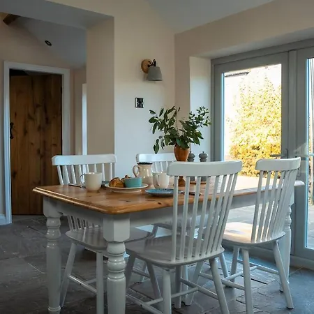 The Stables, Converted Barn Outside 펜션 요크