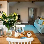 The Stables, Converted Barn Outside Casa vacanze
